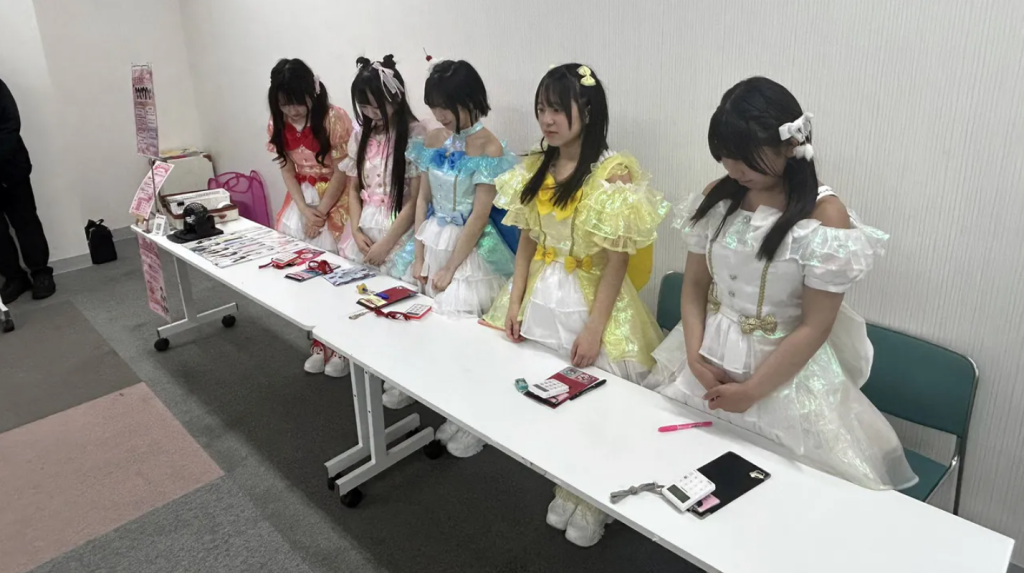 日偶像女團辦特典會竟「0人到場」　成員鞠躬空場照瘋傳