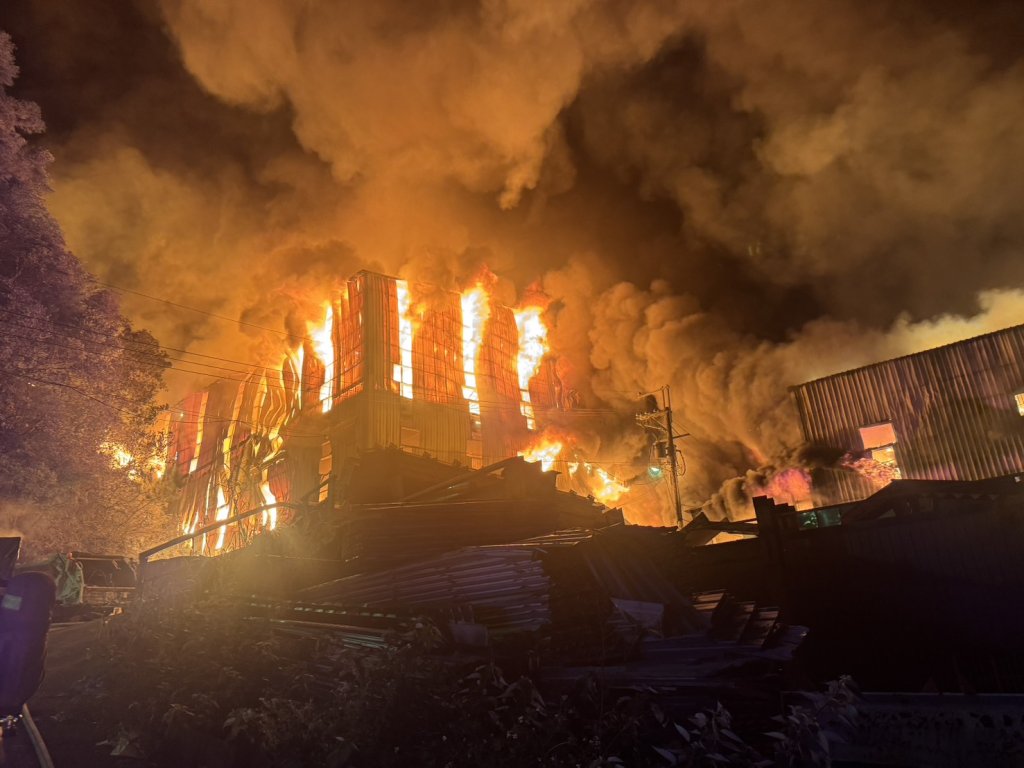 五股鐵皮工廠大火延燒近12小時！　5676平方公尺廠房付之一炬