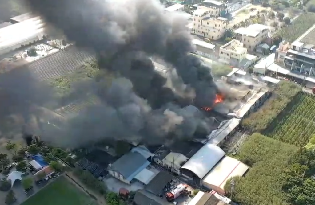 彰化田尾鐵皮工廠火警濃煙沖天！　延燒逾3小時持續灌救中