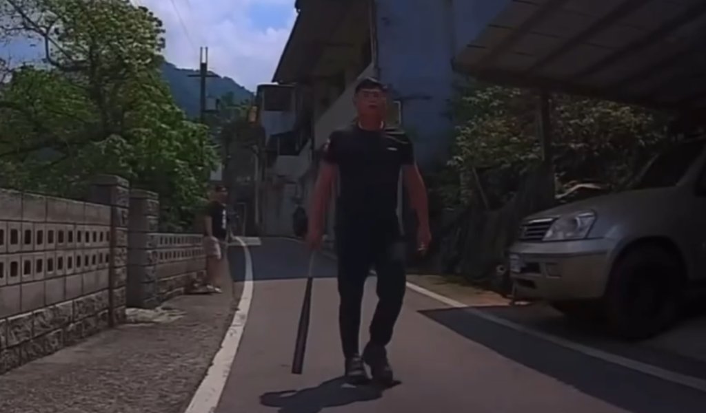 石碇男子不爽違停被嗆「衝三小」　持球棒揮打攔機車騎士逼道歉