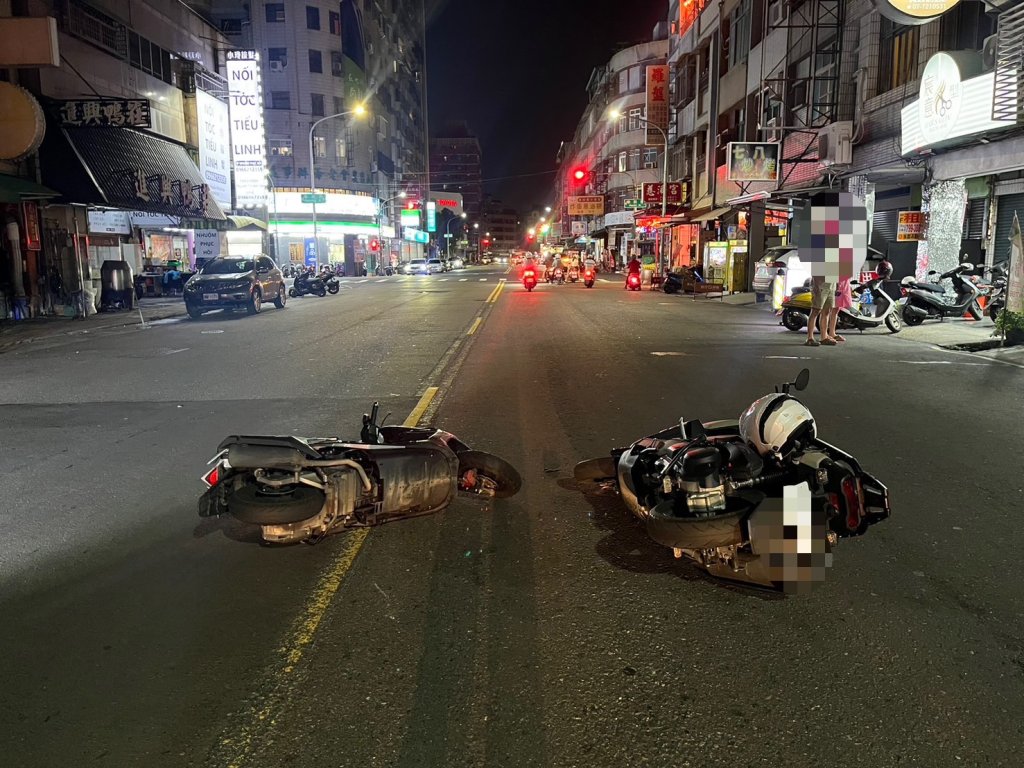 蛇亂入道路釀事故！騎士急煞閃避　後方追撞雙雙掛彩