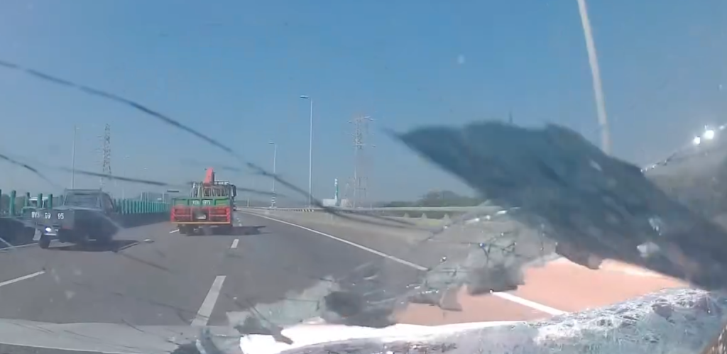 國道絕命終結站！掉落鐵條砸碎擋風玻璃插進車內　駕駛：「我幸運的活了下來」