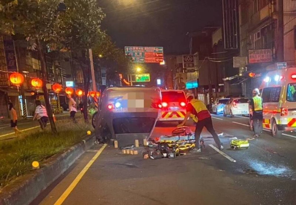 屏東男深夜失控自撞分隔島　「四輪朝天」夾困救出已沒命