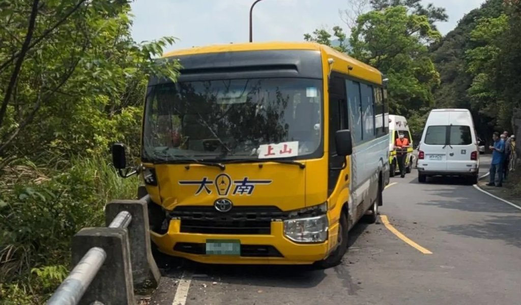 快訊／北投公車打滑猛撞護欄！車上17乘客驚魂 14人受傷送醫