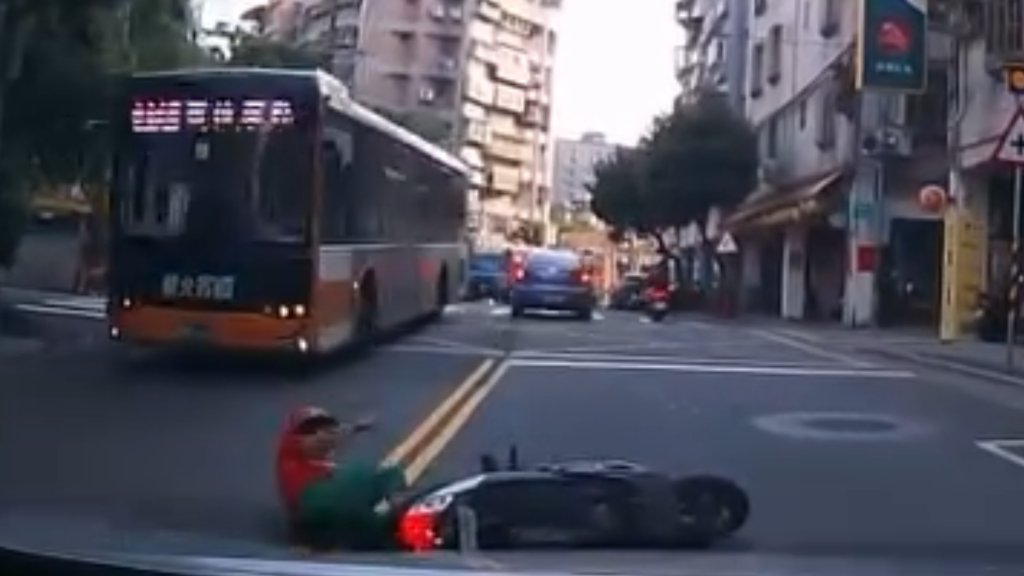 中和阿婆「神奇偏移」追尾前車慘摔險遭公車輾　心虛肇逃原來是無照上路