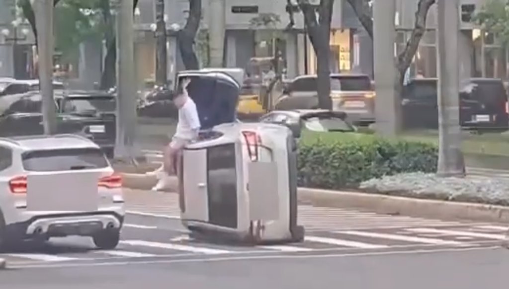 不是神車！北市男開速霸陸「硬皮鯊」左轉　自撞行人庇護島側翻躺路中