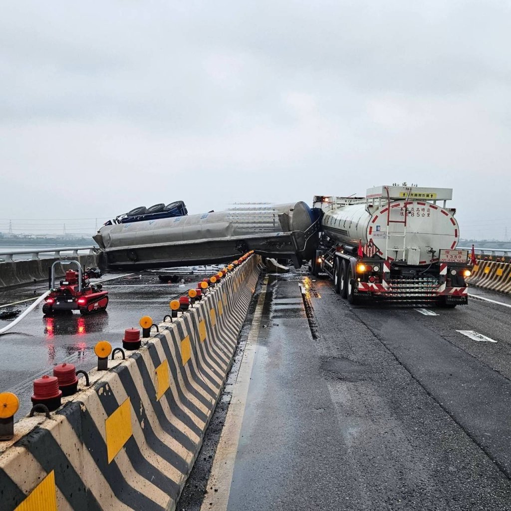 台61線連環車禍槽車翻覆！ 　「醋酸甲酯」外洩現場封路管制