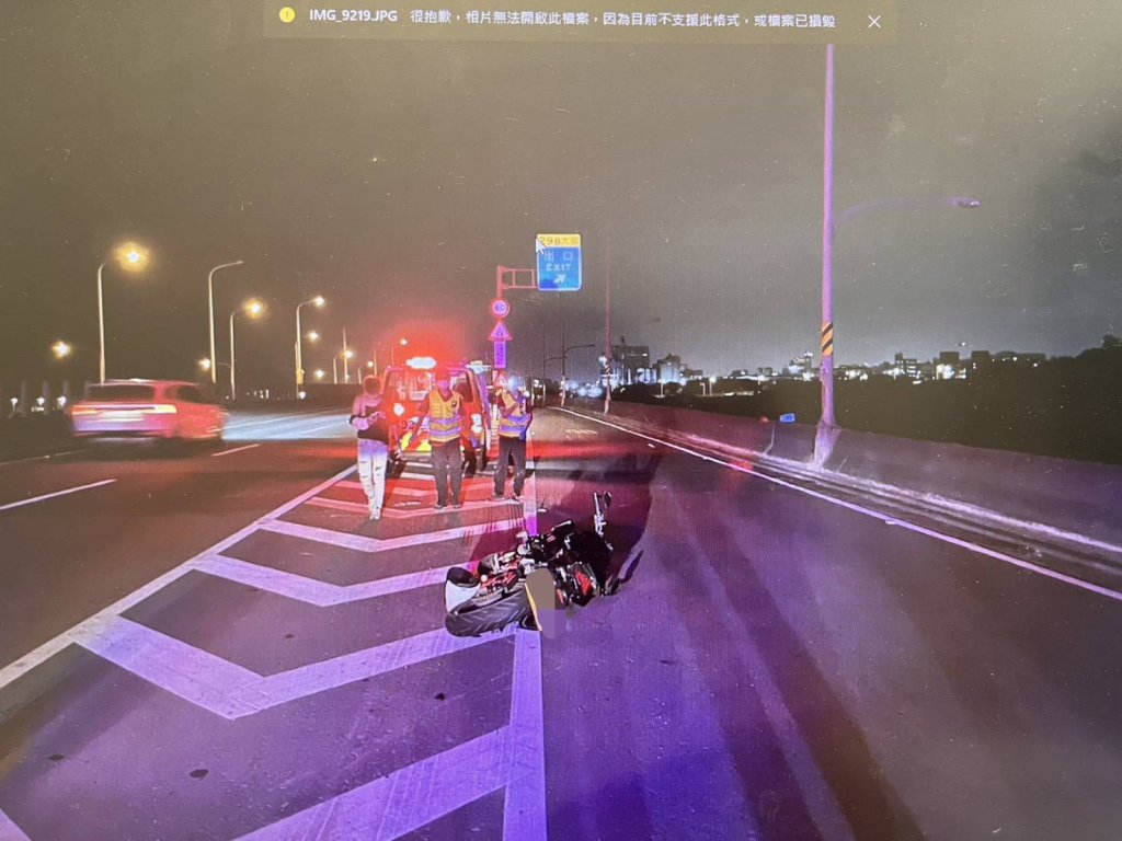 台61黃牌重機欲下交流道　藍車右側硬鑽擊落「擦地噴火花」