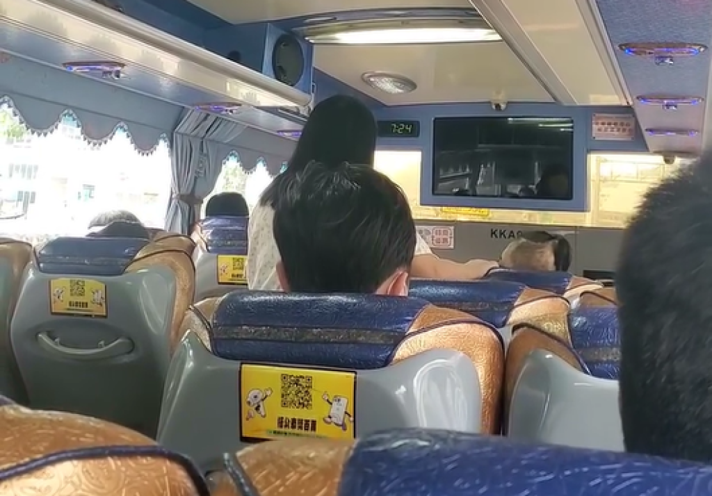 影／國道客運當公車！ 女搭短程想下車狂凹司機　全車乘客火大「不要盧小」