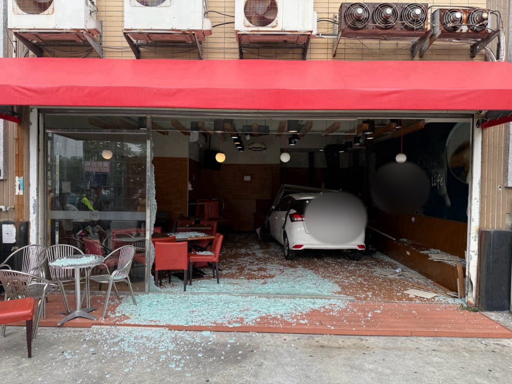 苗栗頭份85度C內用餐遭衝入汽車撞擊！　男子送醫傷重不治