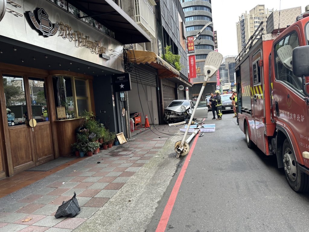敢撞不敢當！板橋男開租賃車撞毀燈桿「斷三節」　警到場已棄車逃逸