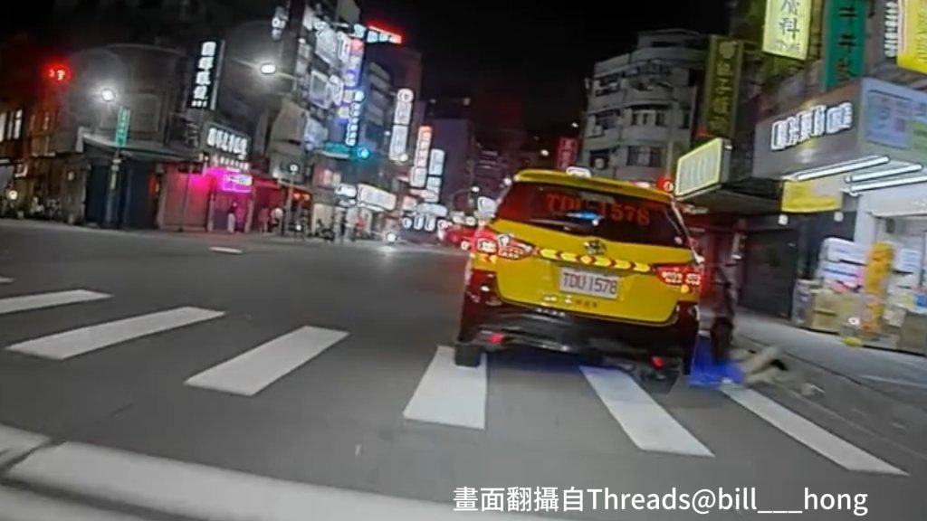 蓄意還恍神？三重小黃擦撞害單車女重摔受傷　運將無視喇叭聲肇逃