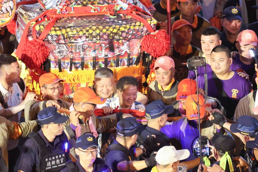大甲媽祖民生地下道擠爆　凌晨1點45才通過　顏清標、鄭銘坤親壓轎穩場