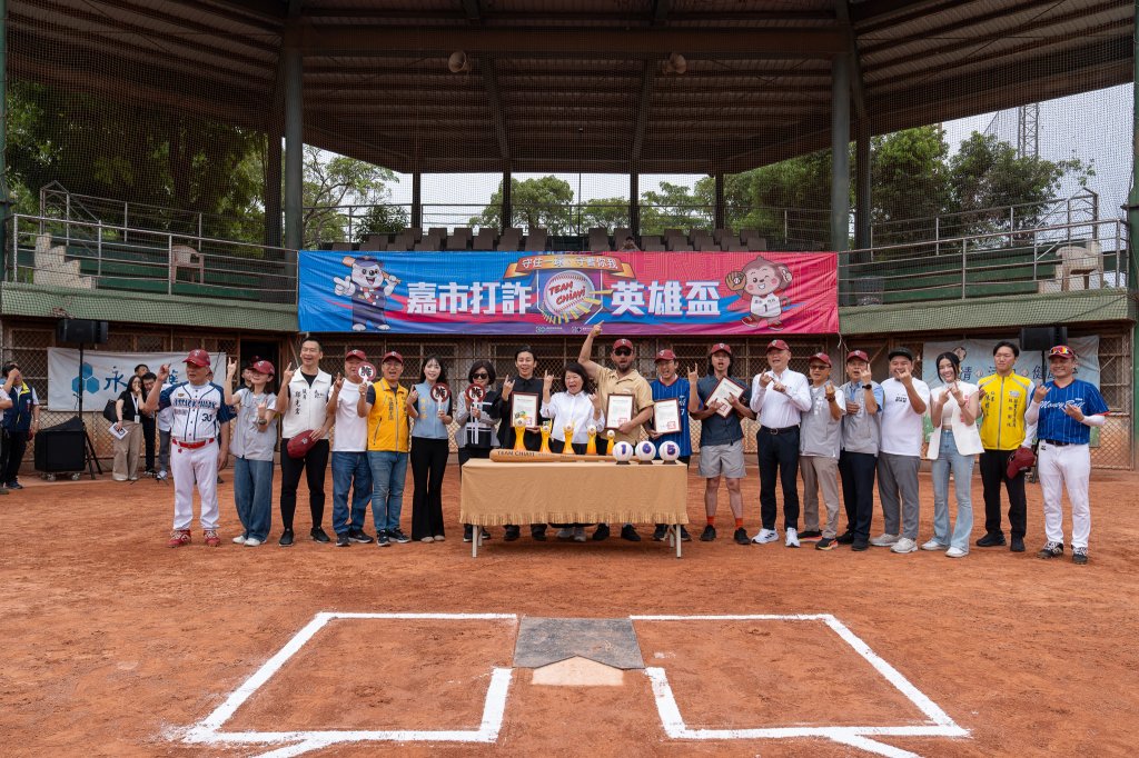 把壘球當詐騙集團用力巴下去！ 　嘉義市舉辦「打詐盃」慢壘賽宣示守護市民財產絕不漏接