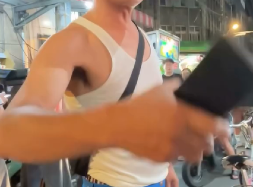 影／阿伯桃園夜市兇女騎士、恐嚇攤商　遇到刺青哥出面制止秒慫　