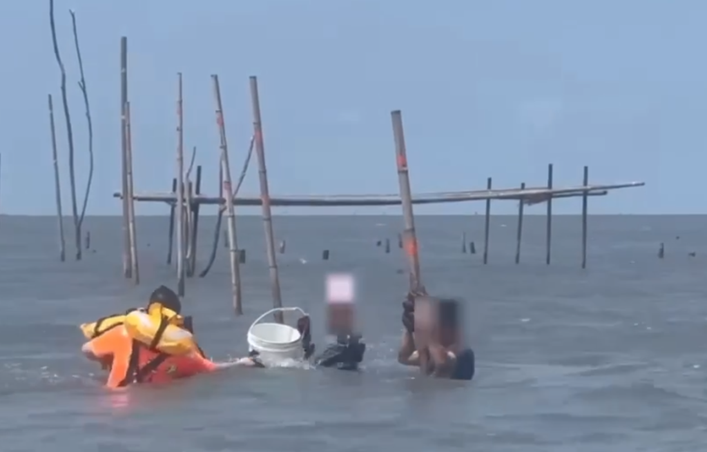 芳苑兩男採貝類漲潮受困海中　海巡及漁民協力救回岸邊