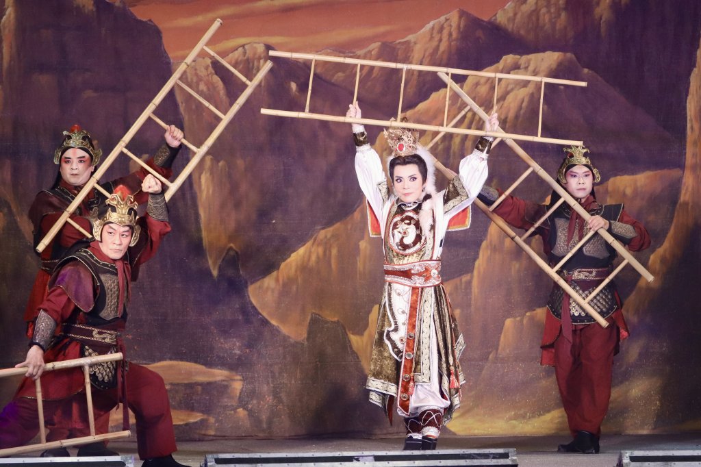 影／明華園驚傳意外！戲巢演出「米娜大將軍」梯上跌落…觀眾嚇壞　帥氣爬起成功完演