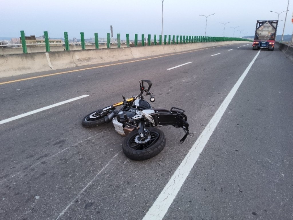 台61線新豐路段重機自小客車相撞！　騎士受傷送醫