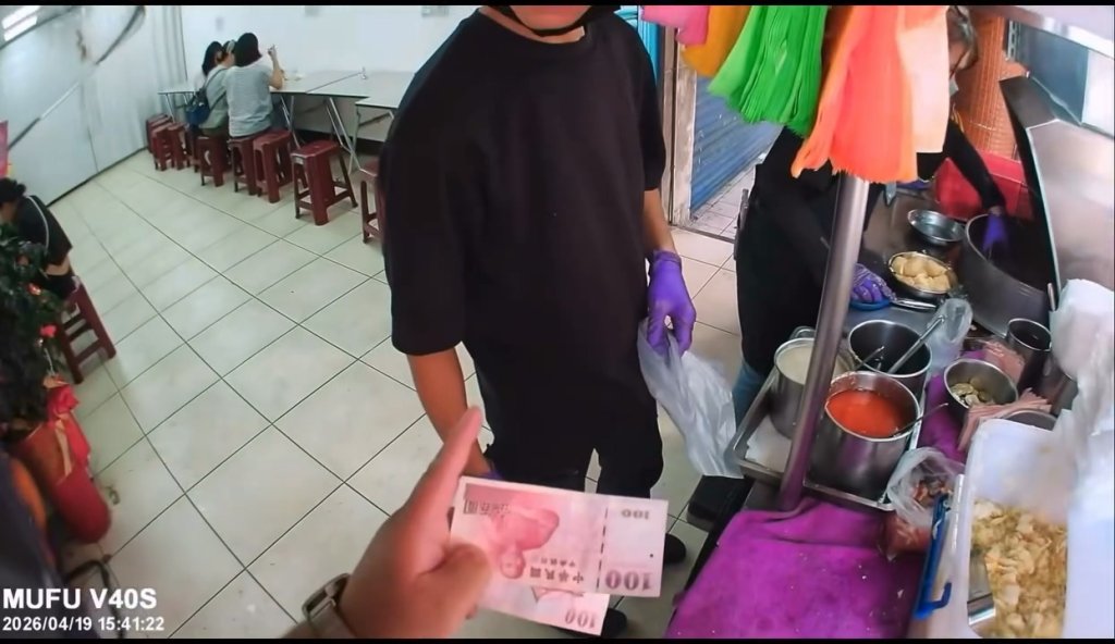 影／摸完廚餘再包臭豆腐！店家被要求換手套回「我們都是這樣子」　消費者不滿跟衛生局檢舉
