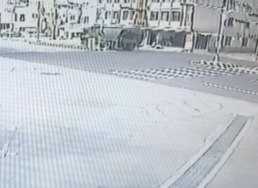 軍車肇事畫面曝光！　轉彎不慎衝上安全島撞毀路口反射鏡