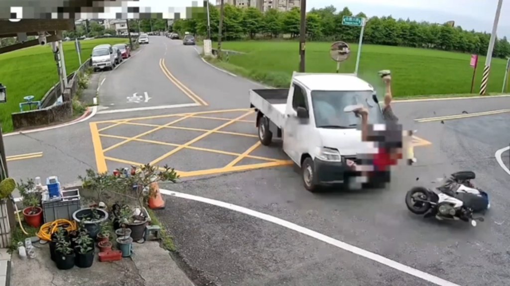 宜蘭五結無號誌路口小貨車機車相撞　騎士彈飛半空重摔命危