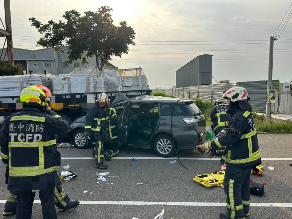 丟下乘客落跑！龍井自小客車追撞大貨車　駕駛逃逸車內一男一女OHCA送醫