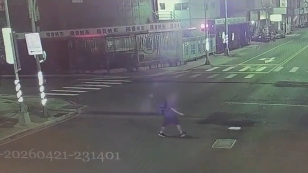 新莊男酒後返家醉倒路旁　遭路過謝頂男「乾洗」慘失10萬現金