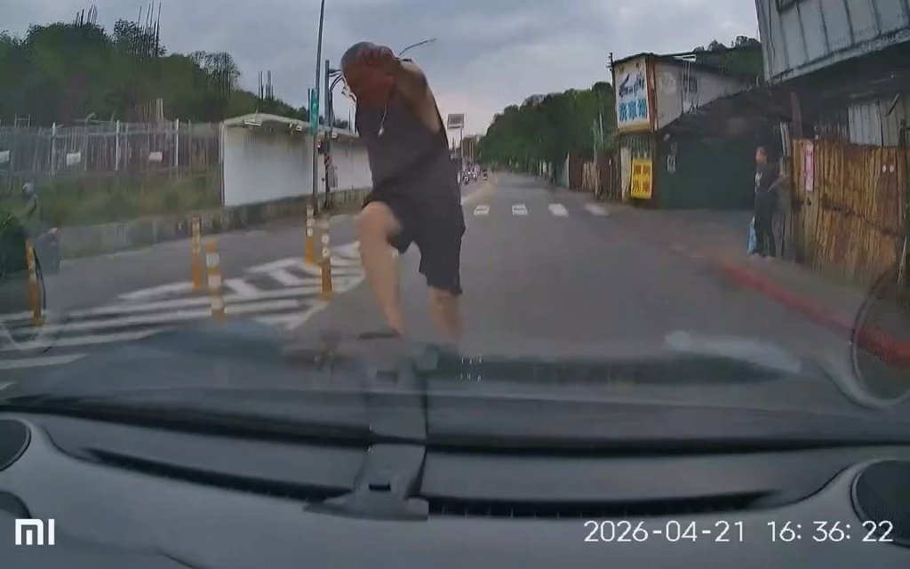 影／阿伯站路中央擋路！被按喇叭暴怒猛踹車頭　還亂丟酒瓶鍋子