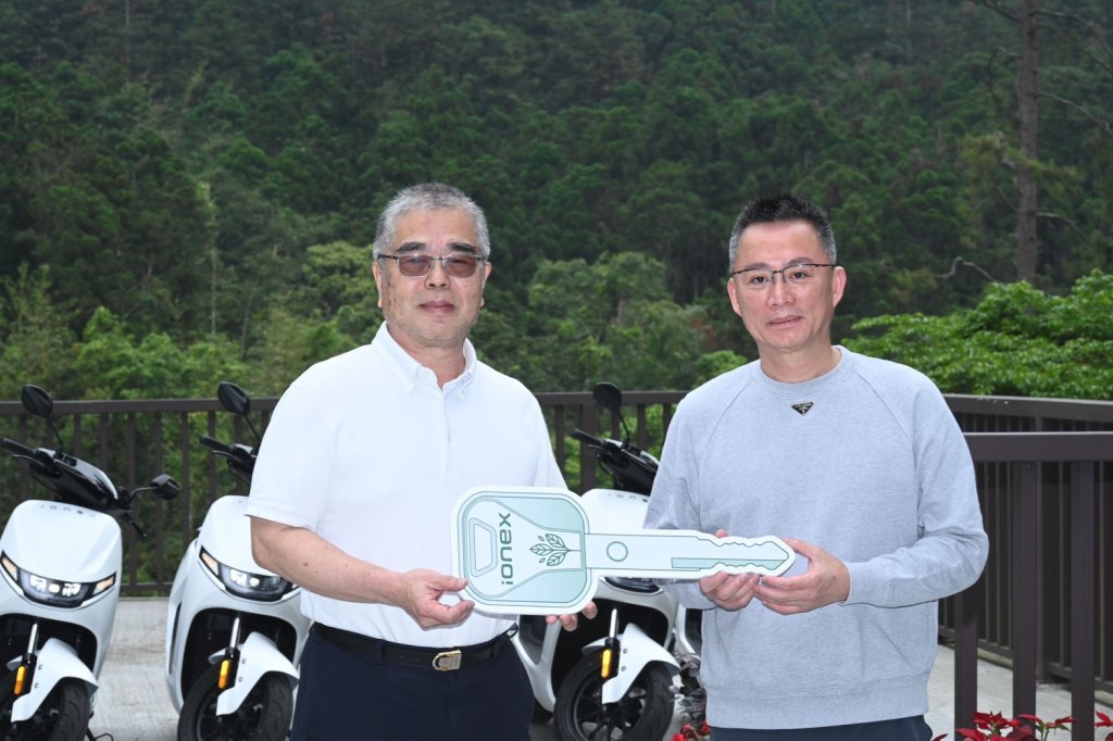 溪頭推動淨零再升級！ 花啟祥捐10台電動機車 年減碳排破萬公斤