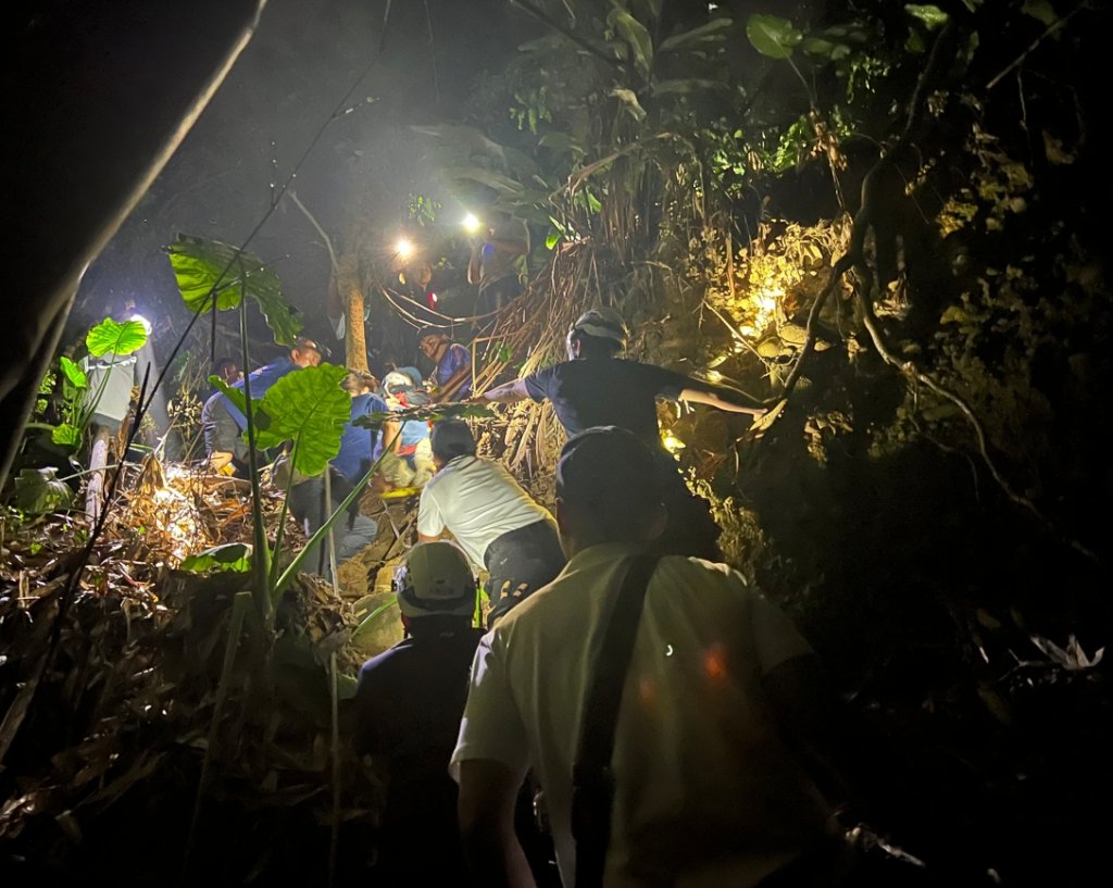 消失在自家後院！7旬婦跌落5米深溝　無人機熱搜驚險救回