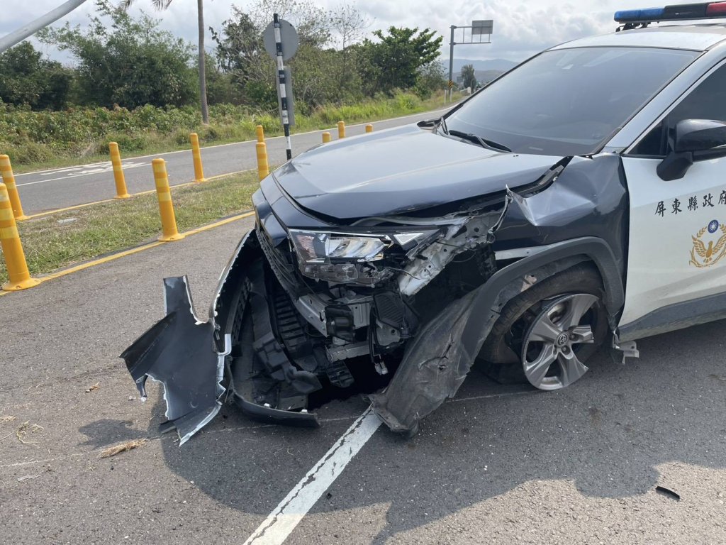 警車自撞！「車頭全毀、員警受傷」竟是輪胎惹的禍