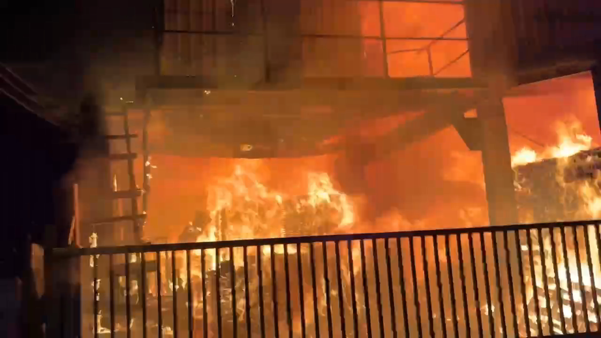 影音/羅東鎮復興路三段木材工廠晚間大火 無人員受困