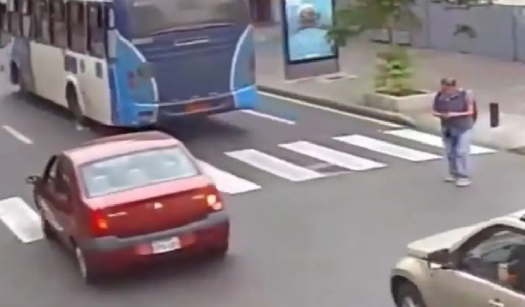 影／過馬路分神！厄瓜多男站路中央低頭滑手機　遭公車撞擊輾過亡