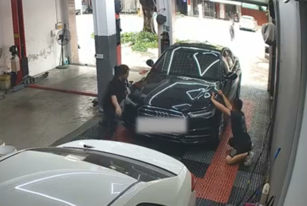 影／修車出意外！師傅搖奧迪「引擎蓋掉下」手指慘被夾　女員工救援誤開後車廂