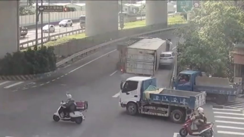 八里聯結車左轉失控側翻！路邊白車挨砸「嚇一跳」　車主得先吃罰單