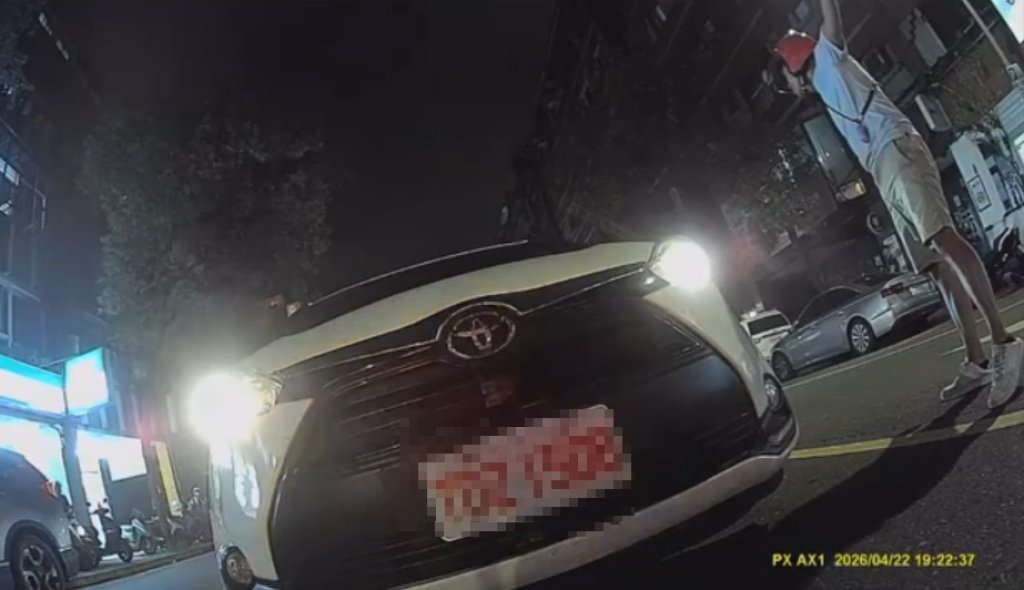 為禮讓行人機車外送員槓上多元計程車司機！　警方到場外送員言行失控遭壓制管束