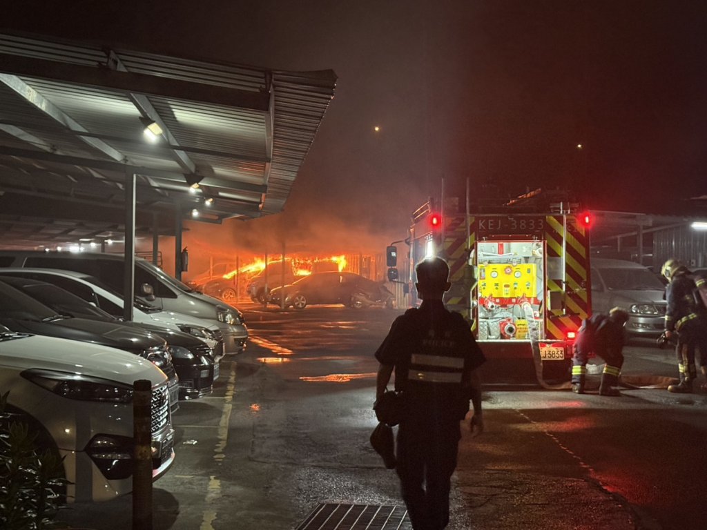 土城鐵皮停車場凌晨竄火　6輛小客車及倉庫陷火海焚毀