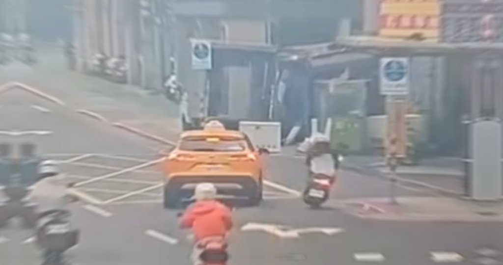 閃迴轉後右轉計程車！騎士猛撞路旁冰箱、標誌桿右腿斷肢