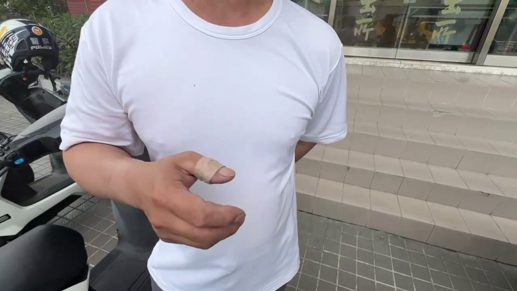 熱心騎士目睹…陌生男「勒頸強拖」女高中生　撿木棍打嫌犯驚險救援