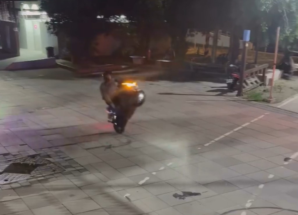 影／屁孩騎車在台南黃金海岸翹孤輪　警要查了：該風景區非屬道路範圍