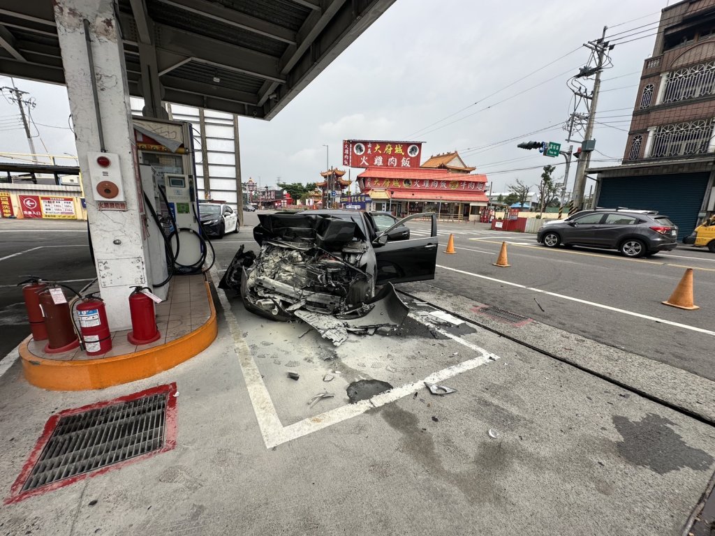 中埔自小客車撞進加油站！　疑駕駛精神不濟釀禍