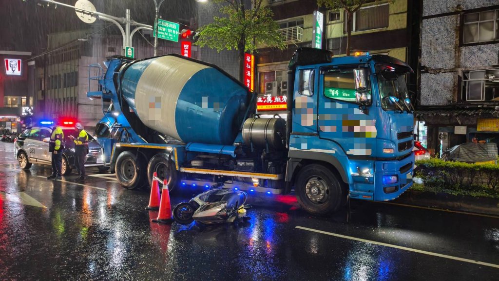 離奇！三重騎士自摔倒臥水泥車旁　僅臉擦傷卻沒了命