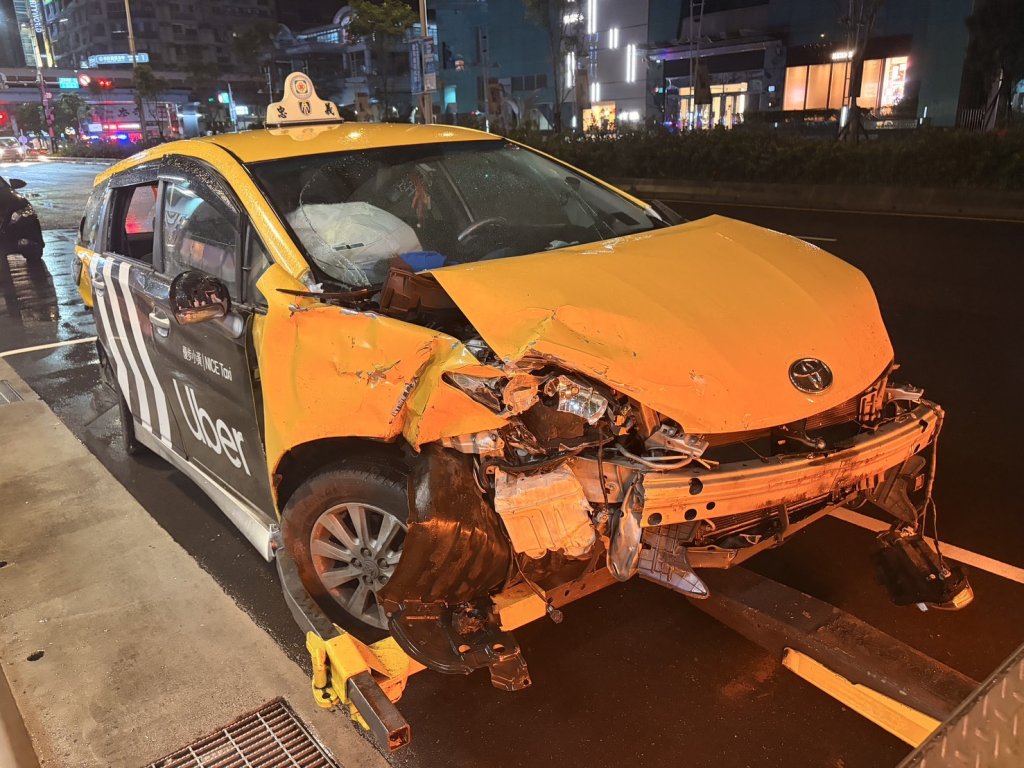 北市忠孝復興路口凌晨連環車禍　運將疑闖紅燈釀4傷