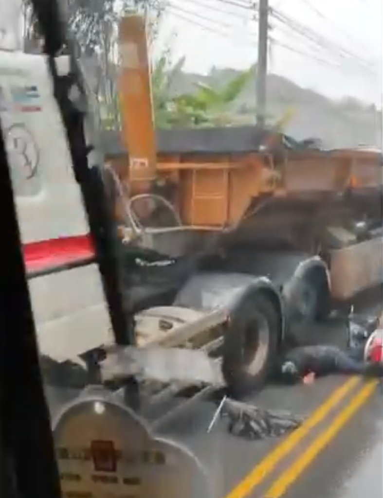 驚險！　竹山南雲路機車滑倒騎士險遭砂石車輾過