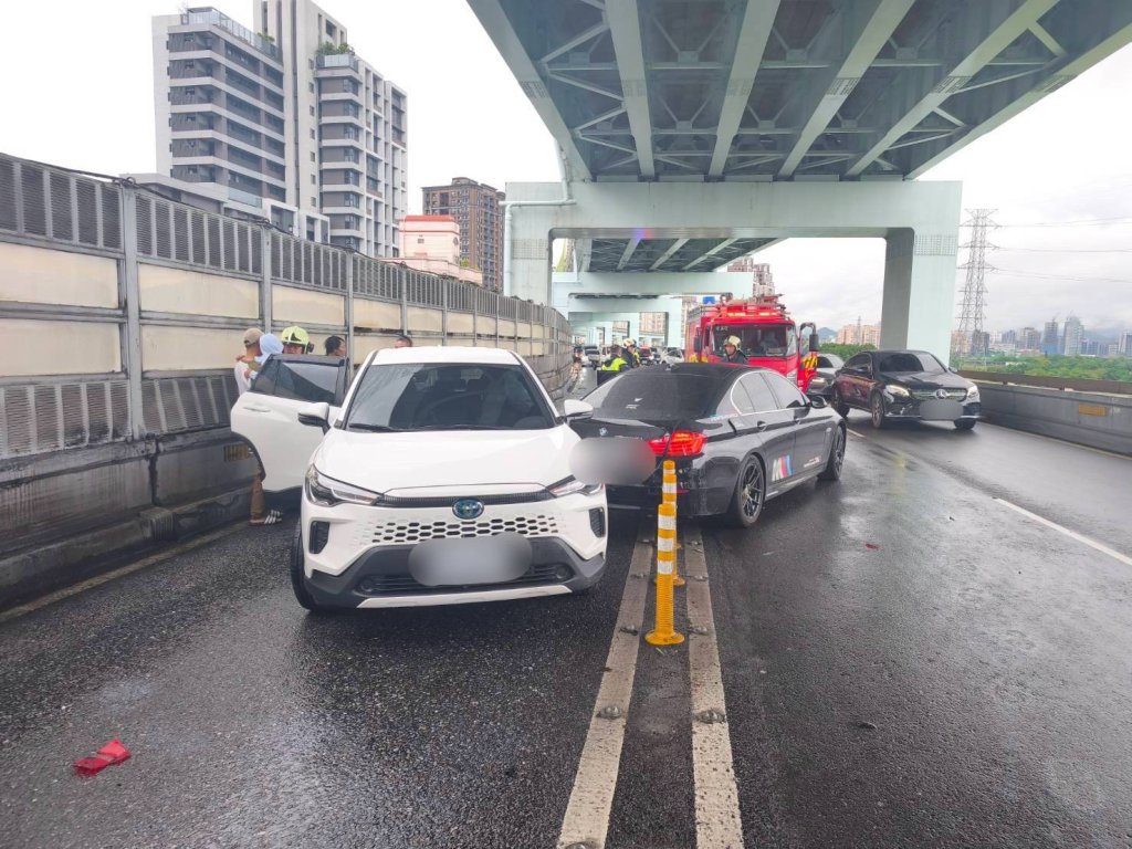 肇事畫面曝光！「米漿」男水源快失控追尾　害全線一度封閉交通大打結