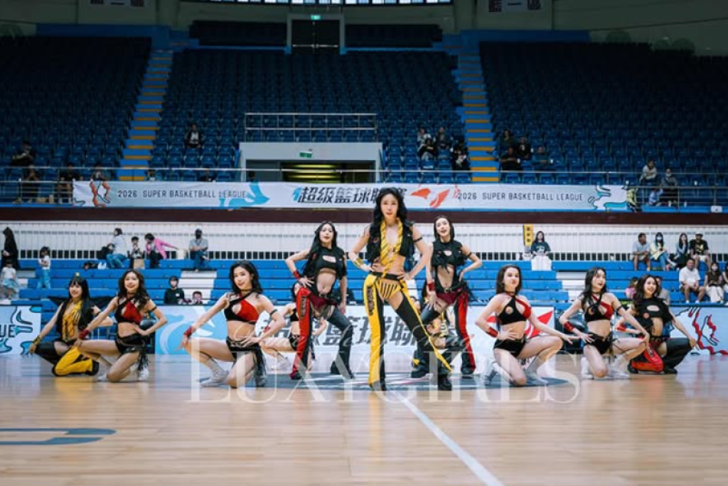 LuxyGirls應援「上露南半球、下露屁股蛋」　遭罵是妓女