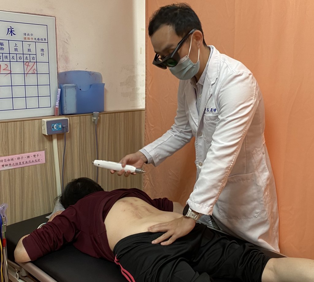 骨鬆開刀、灌骨水泥仍痛不欲生 員生醫院中醫雷射針灸解患