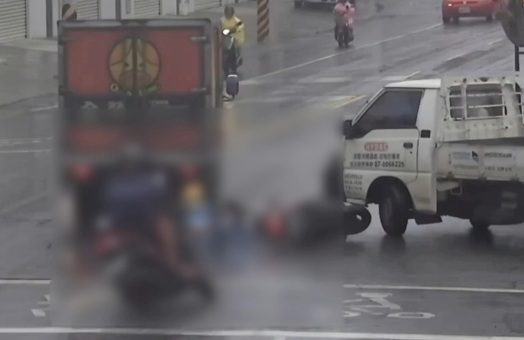 小貨車紅燈右轉釀禍！　鳳山4車相撞3人受傷送醫