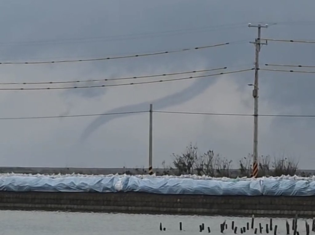 獨家/台南外海驚見「水龍捲」！青鯤鯓民眾直擊畫面曝光　氣象專家揭生成原因