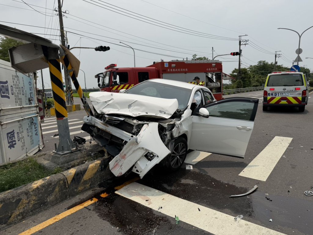 出事！屏東轎車詭撞分隔島　1歲童受傷急送醫